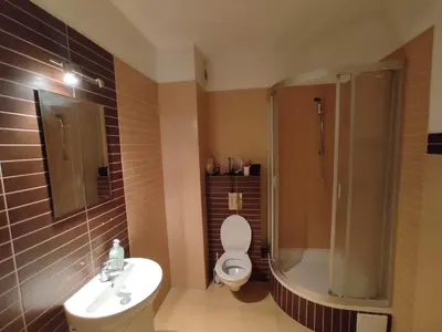 Łazienka w obiekcie Nice room with 2 shared bathrooms ,WC , 2km to old town -100m from Metro Szwedzka