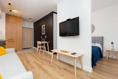 Telewizja i/lub zestaw kina domowego w obiekcie Atrium Promenada Apartments Gocław by Noclegi Renters