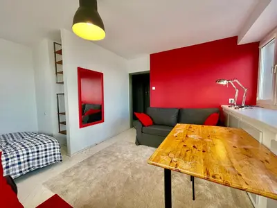 Łóżko lub łóżka w pokoju w obiekcie SAWA 3 Metro x2 fast WiFi 50'TV Netflx HBO AppleTV+ AmazonTV
