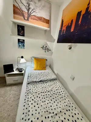 Łóżko lub łóżka w pokoju w obiekcie FORUM metro WiFi 1Gbs 70'TV Netflix HBO AppleTV