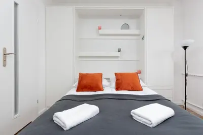 Łóżko lub łóżka w pokoju w obiekcie Studio Apartment Ochota Siemieńskiego by Noclegi Renters
