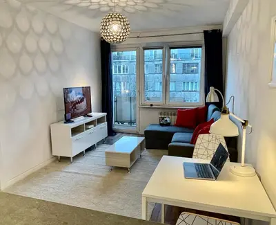 Telewizja i/lub zestaw kina domowego w obiekcie DECOR 2 metro fast WiFI 55’TV Netflix HBO cozy