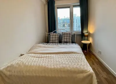 Łóżko lub łóżka w pokoju w obiekcie DECOR 2 metro fast WiFI 55’TV Netflix HBO cozy