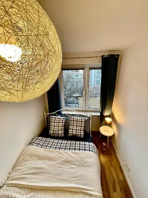 Łóżko lub łóżka w pokoju w obiekcie DECOR 2 metro fast WiFI 55’TV Netflix HBO cozy