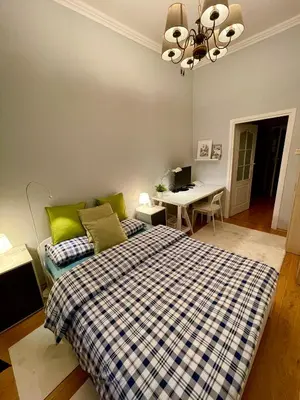 Łóżko lub łóżka w pokoju w obiekcie ROYAL 2 Old Town fast WiFi Netflix HBO AppleTV+