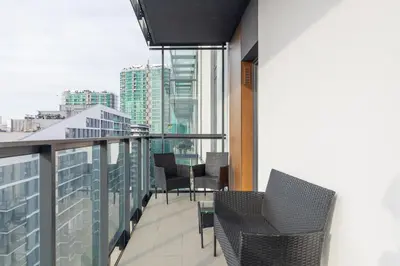 Balkon lub taras w obiekcie Wola Chic Blue Apartment by BookingHost