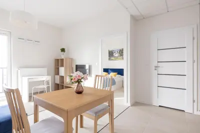 Część wypoczynkowa w obiekcie Wola Chic Blue Apartment by BookingHost