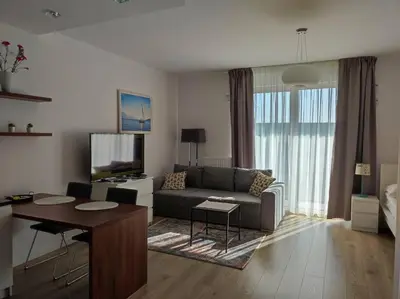 Telewizja i/lub zestaw kina domowego w obiekcie Branickiego 23 Apartment with AC-close to Medicover and Paley