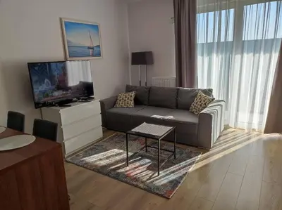 Telewizja i/lub zestaw kina domowego w obiekcie Branickiego 23 Apartment with AC-close to Medicover and Paley