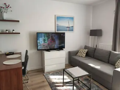 Telewizja i/lub zestaw kina domowego w obiekcie Branickiego 23 Apartment with AC-close to Medicover and Paley
