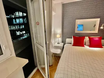 Łóżko lub łóżka w pokoju w obiekcie BLUE 2 fast WiFi 2xMetro 60'TV Netflix HBO AppleTV+