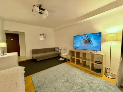 Telewizja i/lub zestaw kina domowego w obiekcie BLUE 2 fast WiFi 2xMetro 60'TV Netflix HBO AppleTV+