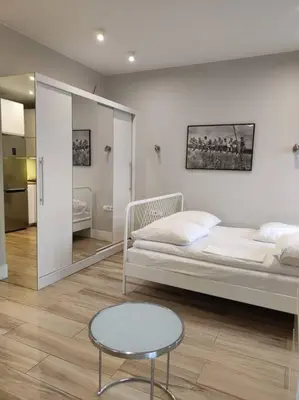 Łóżko lub łóżka w pokoju w obiekcie Sweet Apartment vis-a-vis Medicover and Paley Institute