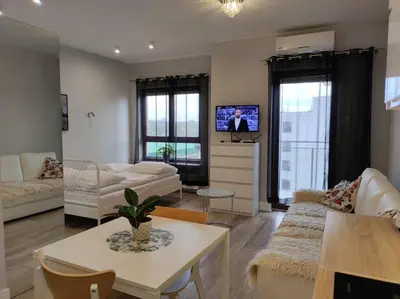 Telewizja i/lub zestaw kina domowego w obiekcie Sweet Apartment vis-a-vis Medicover and Paley Institute