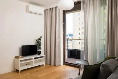Telewizja i/lub zestaw kina domowego w obiekcie Ogrodowa Peaceful Apartments by BookingHost