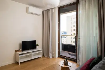 Telewizja i/lub zestaw kina domowego w obiekcie Ogrodowa Peaceful Apartments by BookingHost