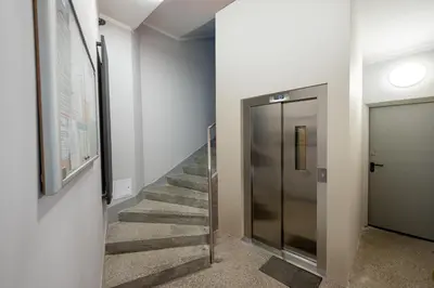 Plan piętra w obiekcie Piękna 2-Bedroom Apartment by BookingHost