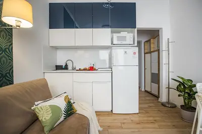 Kuchnia lub aneks kuchenny w obiekcie UnitApartments Studio Warszawa Zachodnia - blisko komunikacji lotnisko Chopina Blue City MGR