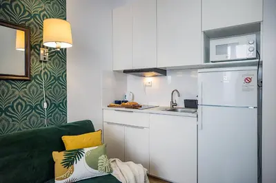 Kuchnia lub aneks kuchenny w obiekcie UnitApartments Studio Warszawa Zachodnia - blisko komunikacji lotnisko Chopina Blue City MGR