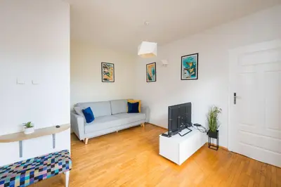 Telewizja i/lub zestaw kina domowego w obiekcie Metro Młynów Pleasant Apartament by BookingHost