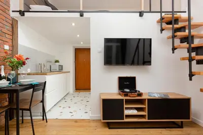 Telewizja i/lub zestaw kina domowego w obiekcie Mezzanine Studio Lwowska Śródmieście by Noclegi Renters