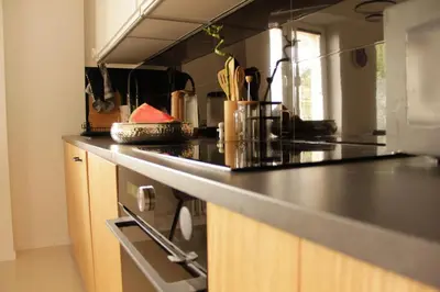 Kuchnia lub aneks kuchenny w obiekcie Luxurious, Spacious, Modern Gem. Great Location !