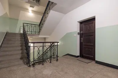 Plan piętra w obiekcie Old Town Grey Apartment by BookingHost