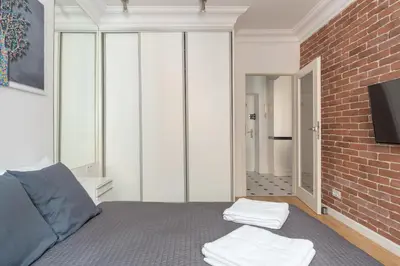 Telewizja i/lub zestaw kina domowego w obiekcie Old Town Grey Apartment by BookingHost