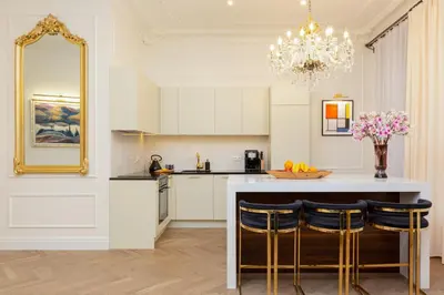 Kuchnia lub aneks kuchenny w obiekcie Royal Apartment Kopernika by Renters Prestige