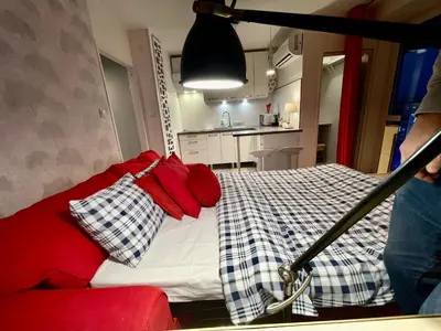 Łóżko lub łóżka w pokoju w obiekcie LOVE metro WiFi 300Mbs 65’TV Netflix HBO AppleTV+