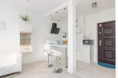 Kuchnia lub aneks kuchenny w obiekcie Rondo ONZ Business Apartment by BookingHost