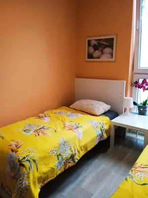 Łóżko lub łóżka w pokoju w obiekcie Lubelski Hostel - blisko Centrum Zdrowia Dziecka & Instytut Kardiologii