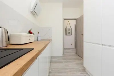 Kuchnia lub aneks kuchenny w obiekcie City Center Apartment Elektoralna by Noclegi Renters