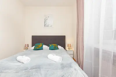 Łóżko lub łóżka w pokoju w obiekcie City Center Apartment Elektoralna by Noclegi Renters