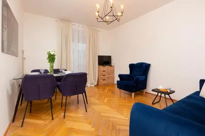 Telewizja i/lub zestaw kina domowego w obiekcie City Center Apartment Elektoralna by Noclegi Renters