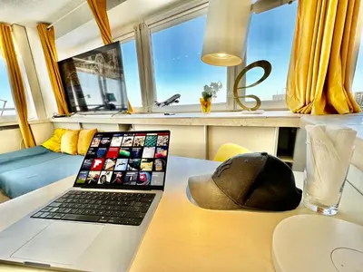 Część wypoczynkowa w obiekcie SUN clima/AC metro x2 Fast WiFi 500 Mbs 70’TV Netflix AppleTV HBO