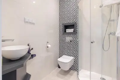 Łazienka w obiekcie ĄĘ Hostel Nowy Świat by BookingHost