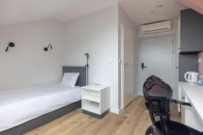 Łóżko lub łóżka w pokoju w obiekcie ĄĘ Hostel Nowy Świat by BookingHost