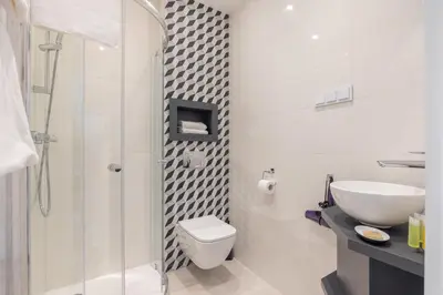 Łazienka w obiekcie ĄĘ Hostel Nowy Świat by BookingHost