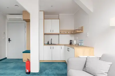 Kuchnia lub aneks kuchenny w obiekcie Aparthotel Esencja Warszawy Nowy Świat by BookingHost