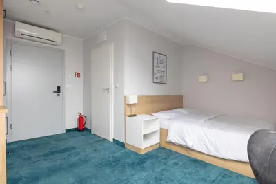 Łóżko lub łóżka w pokoju w obiekcie Aparthotel Esencja Warszawy Nowy Świat by BookingHost