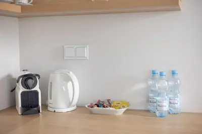 Zestaw do parzenia kawy i herbaty w obiekcie Aparthotel Esencja Warszawy Nowy Świat by BookingHost