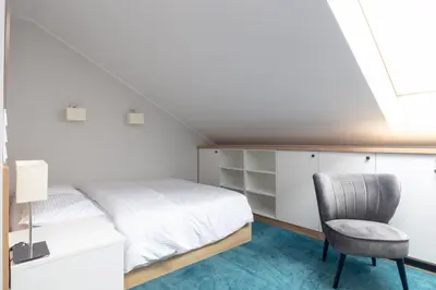 Łóżko lub łóżka w pokoju w obiekcie Aparthotel Esencja Warszawy Nowy Świat by BookingHost