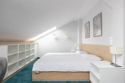 Łóżko lub łóżka w pokoju w obiekcie Aparthotel Esencja Warszawy Nowy Świat by BookingHost
