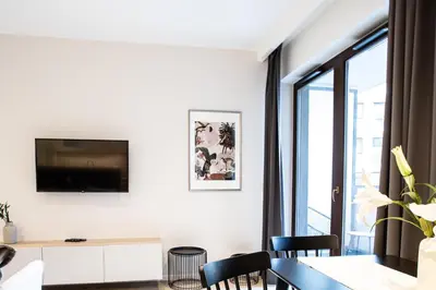 Telewizja i/lub zestaw kina domowego w obiekcie Arkadia Prime Apartment by BookingHost