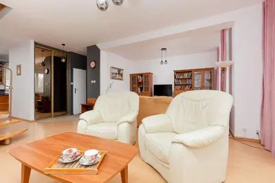 Część wypoczynkowa w obiekcie Duplex Apartment near the Airport by Noclegi Renters