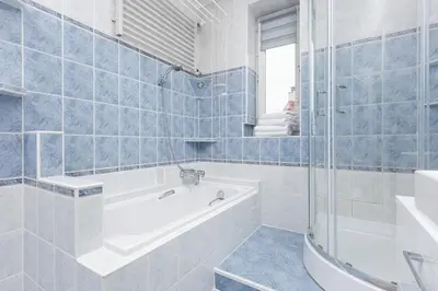 Łazienka w obiekcie Duplex Apartment near the Airport by Noclegi Renters