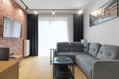 Telewizja i/lub zestaw kina domowego w obiekcie Brand New Business Apartament by BookingHost