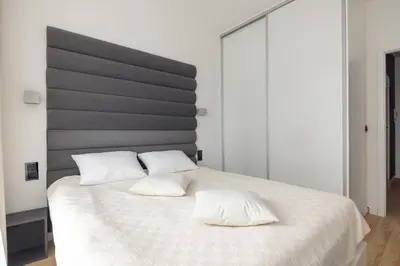 Łóżko lub łóżka w pokoju w obiekcie Brand New Business Apartament by BookingHost