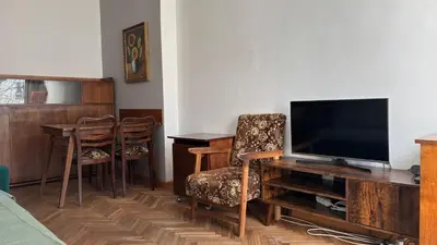 Telewizja i/lub zestaw kina domowego w obiekcie Beautiful Vintage Apartment in Old Mokotow District